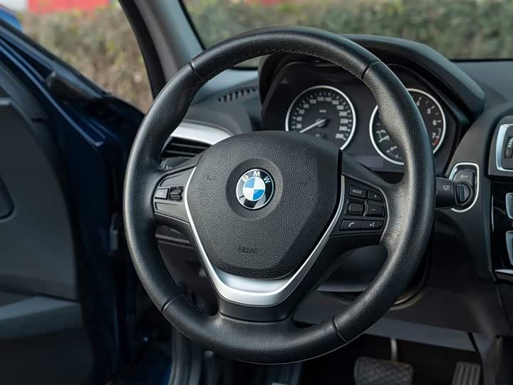 BMW 1-Series 2015 120i Leading — фото 21