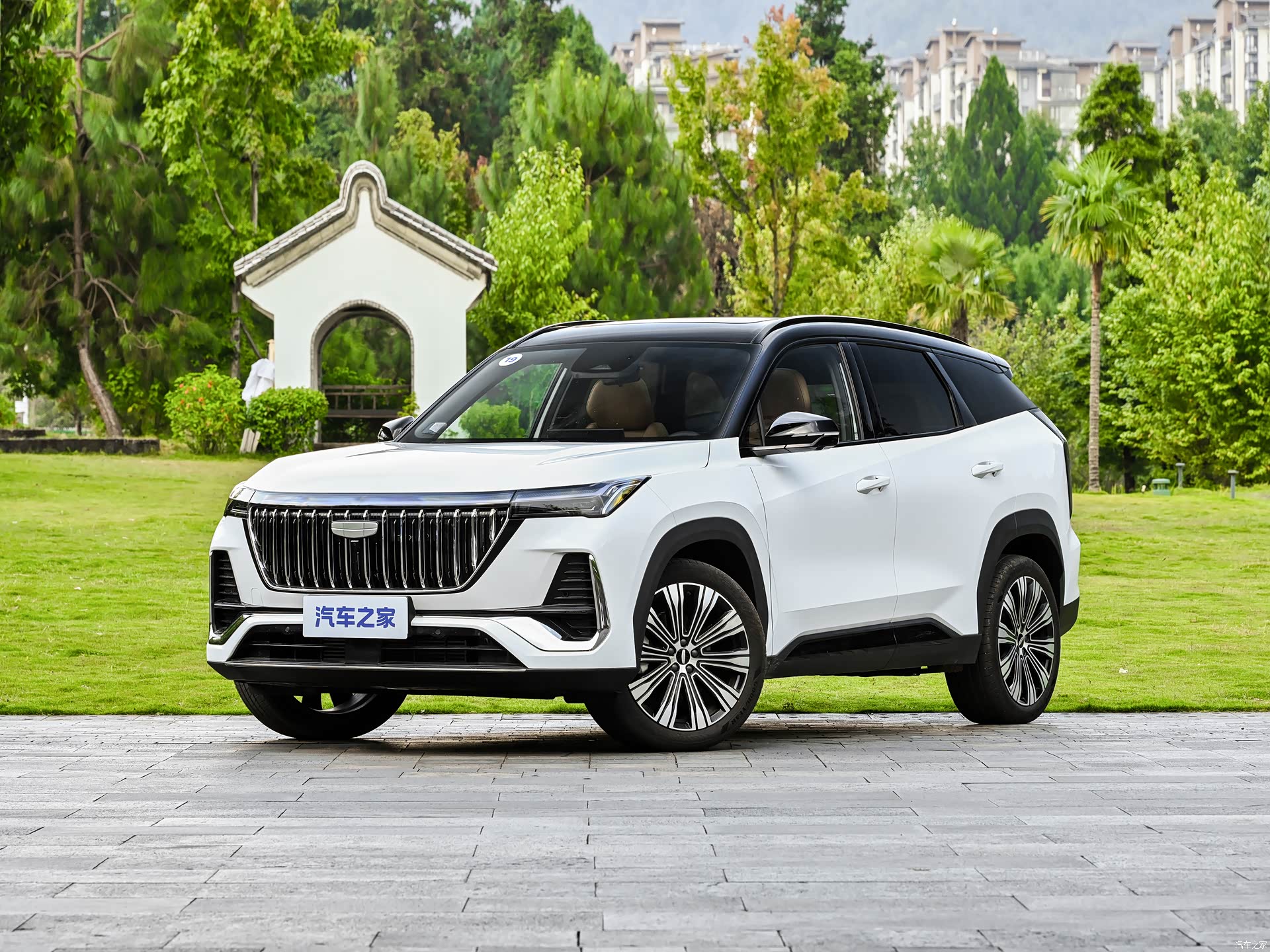 Фото 1 - Geely Atlas L