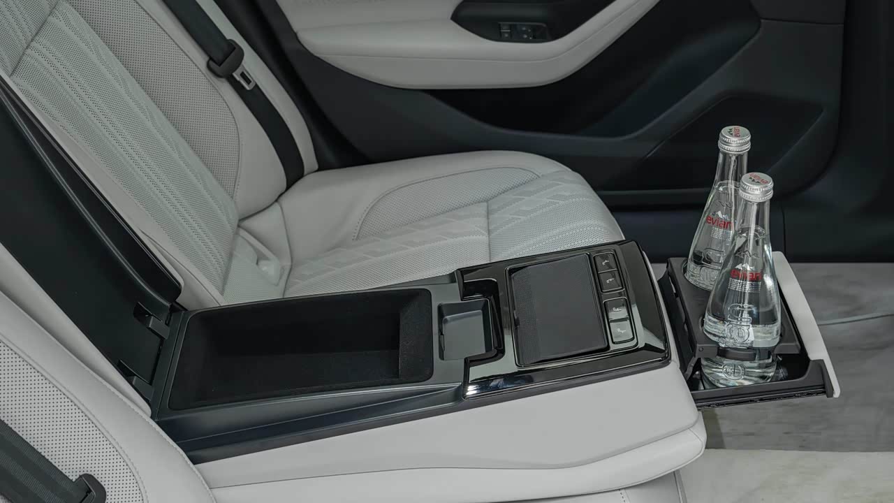 Audi A6L 2026 2026款 2.0T quattro 尊享型